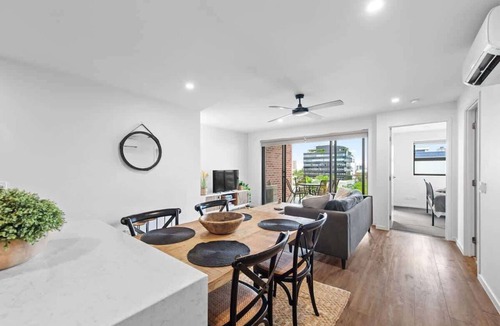 Spring Hill Apartment | Stylish & Slick! 1Bed/1Bath/1Car ~ Walk to CBD