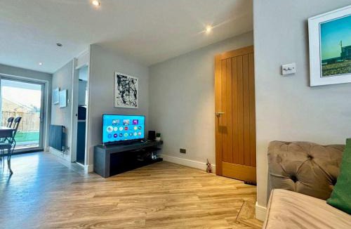 Olton House | Stylish Solihull Home Near NEC JLR & Airport Free Parking & Garden