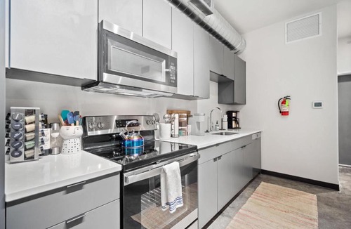 Lincoln Heights Apartment | Stylish South Hill Retreat Queen Bed and Sofa Sleeper Full Kitchen Free Parking