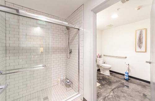 Lincoln Heights Apartment | Stylish South Hill Retreat Queen Bed and Sofa Sleeper Full Kitchen Free Parking