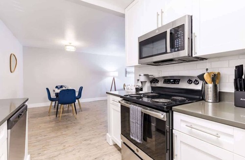 Beach Park Apartment | Stylish South Tampa 2BR | Pool, Gym | Sleeps 5