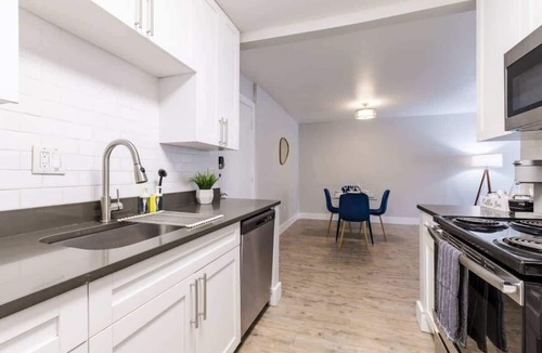 Beach Park Apartment | Stylish South Tampa 2BR | Pool, Gym | Sleeps 5