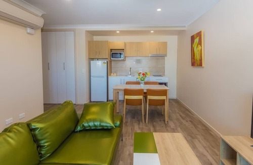 Windsor Apartment | Stylish & spacious 1 BRM king bed apartment with City view