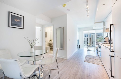 Bay Street Corridor Condo | Stylish & Spacious 2 Bed 2 Bath - Heart of downtown (Healthcare Discount)
