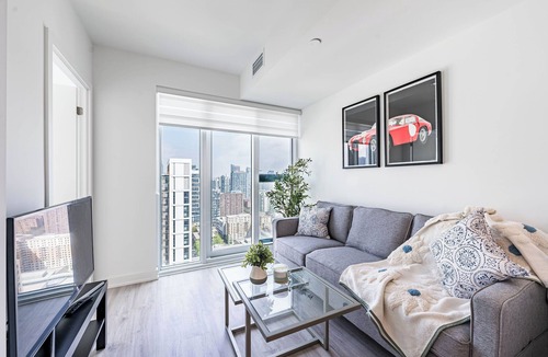 Bay Street Corridor Condo | Stylish & Spacious 2 Bed 2 Bath - Heart of downtown (Healthcare Discount)