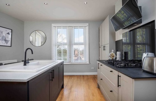 Sheffield Apartment | Stylish & Spacious 3 Bed Apartment with Parking