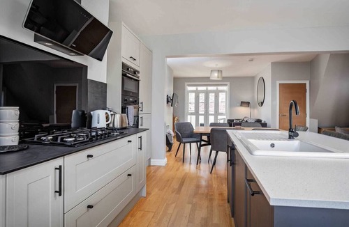 Sheffield Apartment | Stylish & Spacious 3 Bed Apartment with Parking