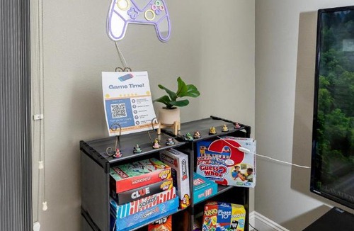 West Des Moines Apartment | Stylish & Spacious, Pool, Nintendo Switch, King bed