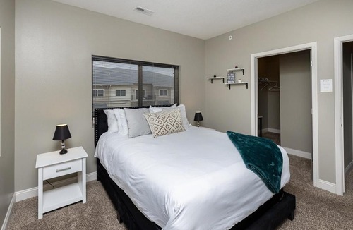 West Des Moines Apartment | Stylish & Spacious, Pool, Nintendo Switch, King bed