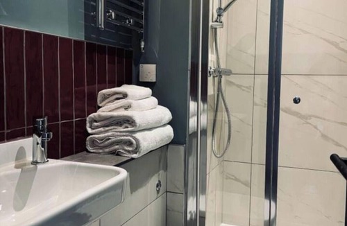 Innerleithen Apartment | Stylish studio room, king, en-suite & kitchenette (room1)