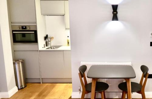 Twickenham Riverside Apartment | Stylish Studio Apartment, ensuite, kitchenette