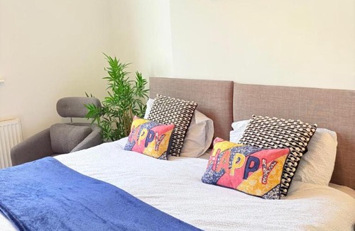 West Bromwich Apartment | Stylish Studio flat 7, Weekly,Monthly stay deals,Parking,Contractors,NHS,Families,Relocators,nr Sandwell hospital