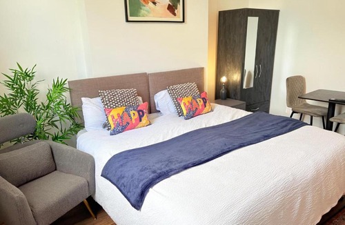 West Bromwich Apartment | Stylish Studio flat 7, Weekly,Monthly stay deals,Parking,Contractors,NHS,Families,Relocators,nr Sandwell hospital