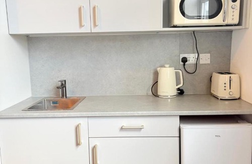 West Bromwich Apartment | Stylish Studio flat 7, Weekly,Monthly stay deals,Parking,Contractors,NHS,Families,Relocators,nr Sandwell hospital