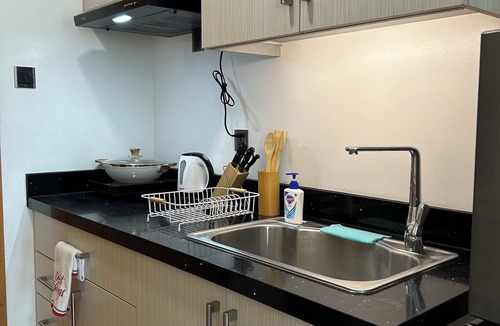 Talisay Condo | Stylish Studio Hideaway, Talisay City, WiFi + AC
