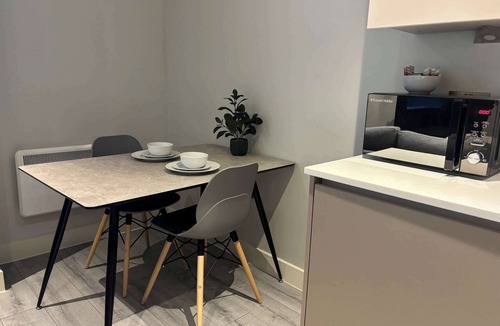 Bracknell Apartment | Stylish Studio in Central Bracknell with Free Parking