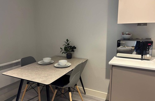 Bracknell Apartment | Stylish Studio in Central Bracknell with Free Parking