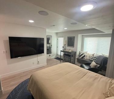 Jefferson Park Apartment | Stylish Studio on Jefferson Park