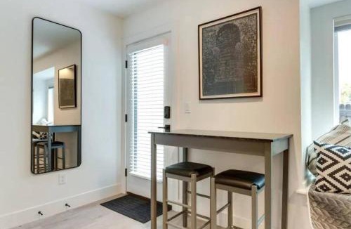 Jefferson Park Apartment | Stylish Studio on Jefferson Park