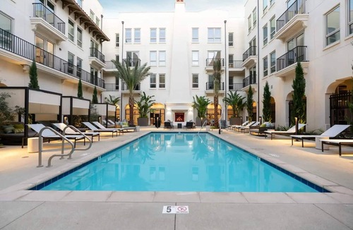 San Bernardino County Apartment | Stylish Studio Retreat｜2 Queens｜Pool, Spa & Lounge Access