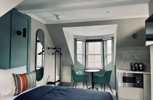 Innerleithen Apartment | Stylish studio room, twin, en-suite & kitchenette