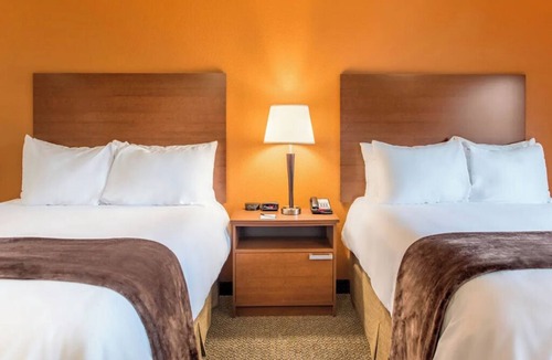 Bismarck Hotel | Stylish Studio Near Bismarck Art Alley – Steps from Cultural Attractions