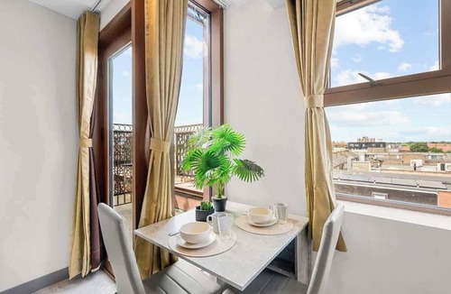 Valentines Apartment | Stylish Studio with Balcony near Ilford Station