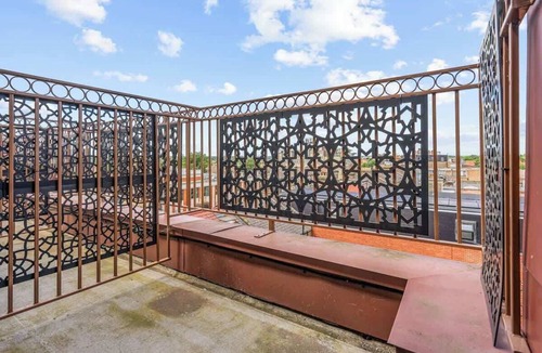 Valentines Apartment | Stylish Studio with Balcony near Ilford Station