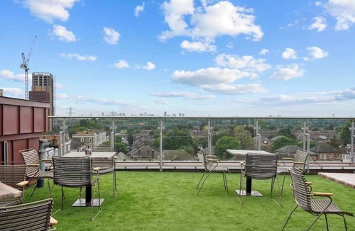 Valentines Apartment | Stylish Studio with Balcony near Ilford Station