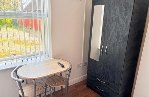 West Bromwich Apartment | Stylish Studio1,Weekly,Monthly Stay deals,Parking,Contractors,NHS, Relocators,nr Sandwell hospital