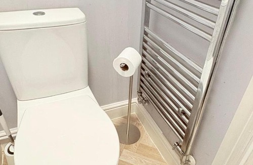 West Bromwich Apartment | Stylish Studio1,Weekly,Monthly Stay deals,Parking,Contractors,NHS, Relocators,nr Sandwell hospital