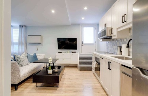 Leslieville Apartment | Stylish Suite with Private Patio - Casa Hotels