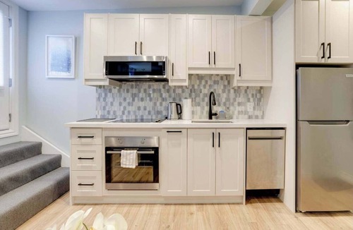 Leslieville Apartment | Stylish Suite with Private Patio - Casa Hotels