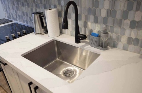 Leslieville Apartment | Stylish Suite with Private Patio - Casa Hotels