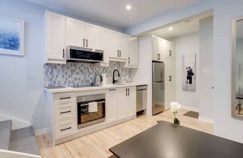 Leslieville Apartment | Stylish Suite with Private Patio - Casa Hotels