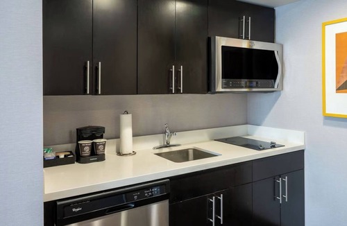 Canonsburg Hotel | Stylish Three-Unit 2-Queen Studio Set – Indoor Pool and Fitness Access