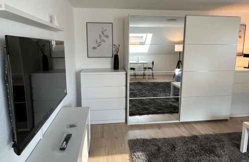 Alt-Muhlburg Apartment | Stylish Top-Floor Studio Apt. 1 – APOLONIAliving