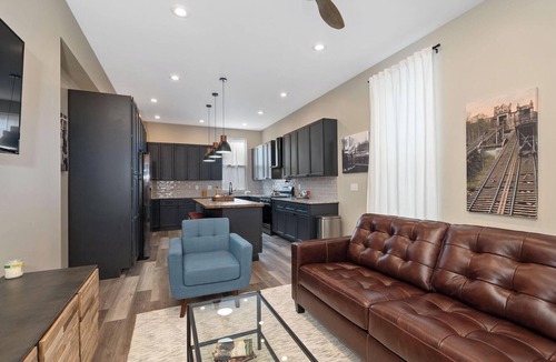 East Price Hill House | Stylish Townhouse with Game Room, King Suite