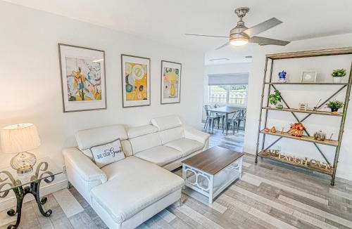 Harbor Village Apartment | Stylish Tropical Key West Home - Private Yard, Free Parking & Laundry