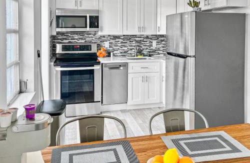 Harbor Village Apartment | Stylish Tropical Key West Home - Private Yard, Free Parking & Laundry