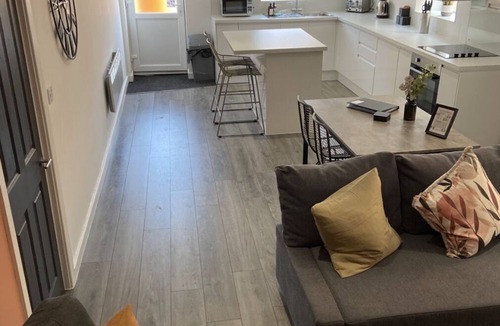 North Shore Apartment | Stylish Two Bed Apartment, Private Entrance, Sleeps 6