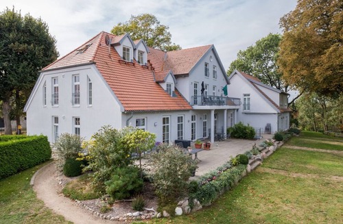 Muritz Apartment | Stylish vacation apartment in a manor house on Lake Plau