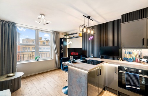 Lincoln Apartment | Stylish Waterfront 2-Bed City Apartment