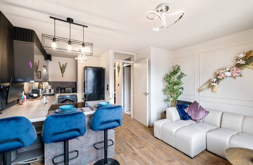 Lincoln Apartment | Stylish Waterfront 2-Bed City Apartment
