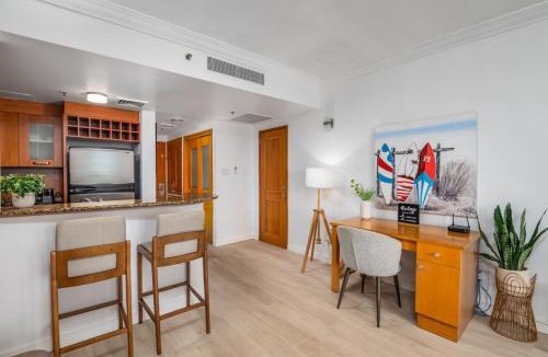 Puerta de Tierra Apartment | Stylish Waterfront Studio in Condado Lagoon with Pool and Hot Tub