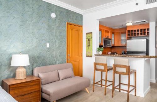 Puerta de Tierra Apartment | Stylish Waterfront Studio in Condado Lagoon with Pool and Hot Tub