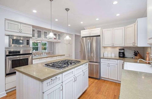 Lakeside House | Stylish & Well-Equipped Home with Private Outdoor Pool, WiFi, Deck, Gas Grill