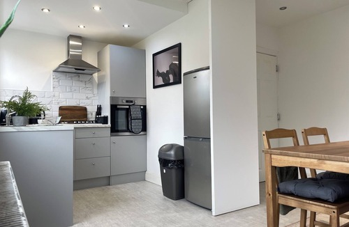 Leeds House | Stylish Woodhouse Home Near Leeds – Sleeps Ten with Parking Included