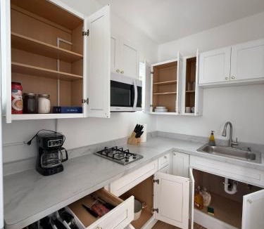 East Avenue Apartment | StylishDowntown Studio Queen Bed Full Kitchen