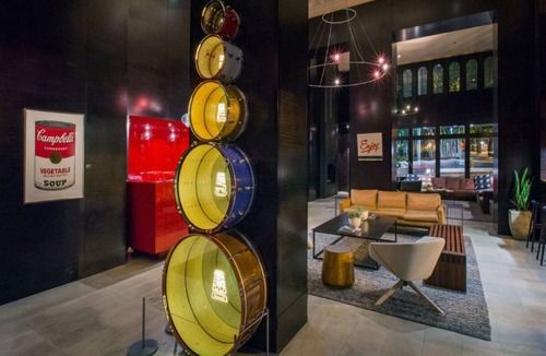 Downtown Seattle Hotel | Sub Pop King | Vinyl Collection & City Views